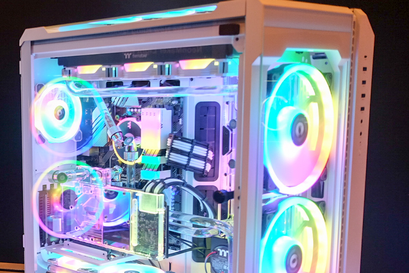 La Thermaltake View 51 TG ofrece un diseño con triple